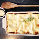 plat de lasagnes bolognaise avec cuillière en bois